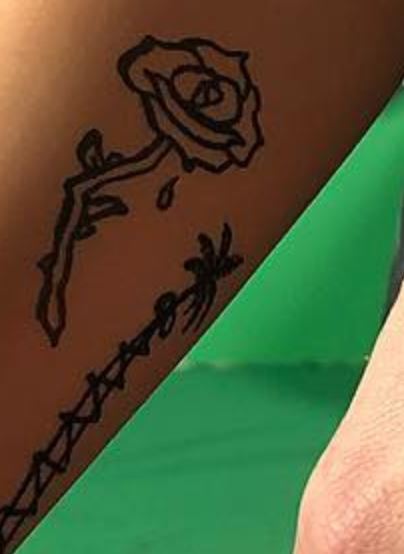 Tatouage mitrailleuse Kelly Rose et palmier