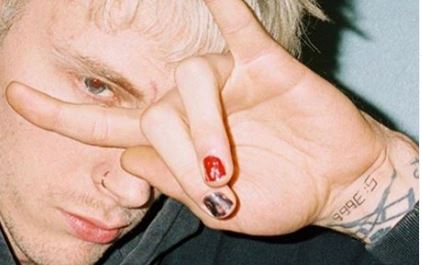 Numéro MGK au poignet gauche