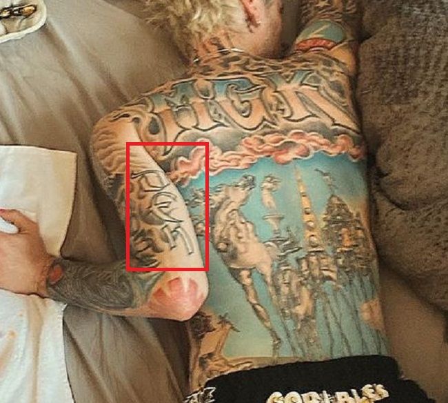 tatouage-tat bras gauche mitrailleuse