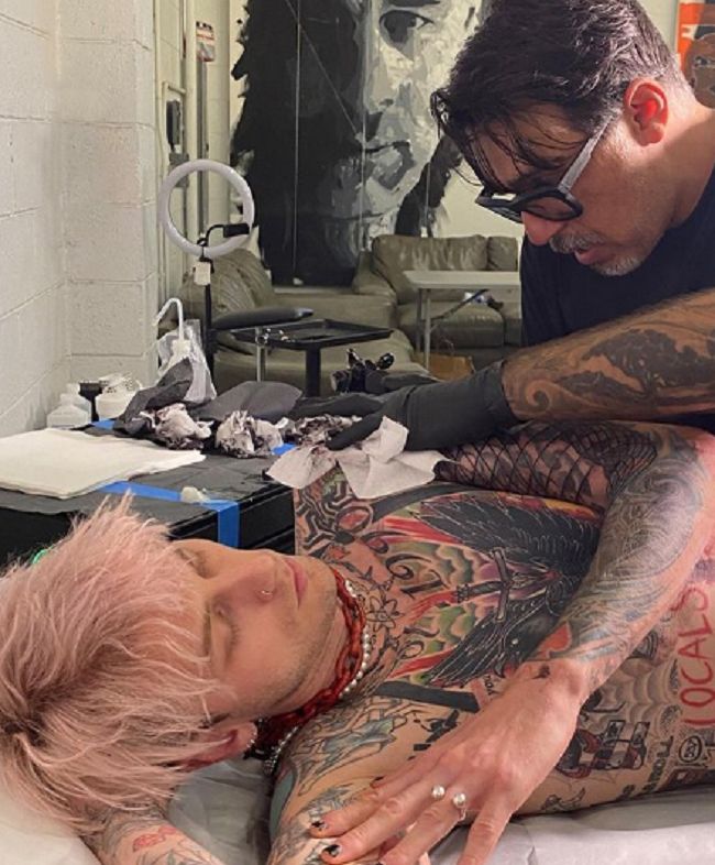 nouveau tatouage de mitrailleuse