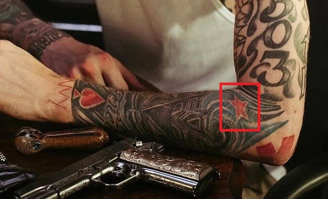 étoile rouge tatoueuse mitraillette kelly