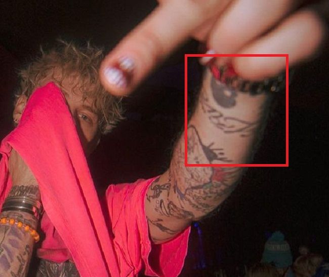 tatouage main gauche de mitrailleuse kelly