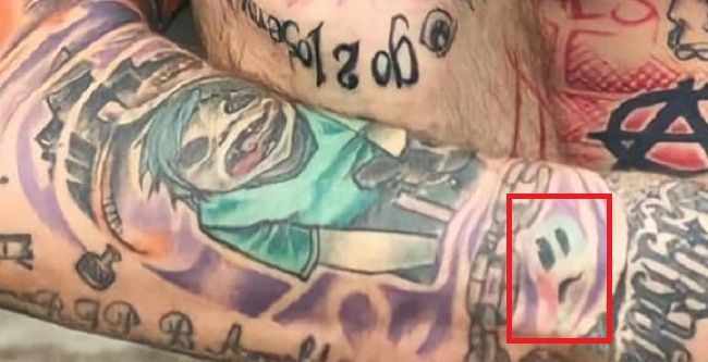 tatouage bras droit de mitrailleuse