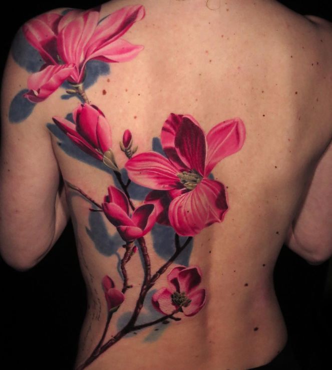 Magnolijos tatuiruotė nugaroje