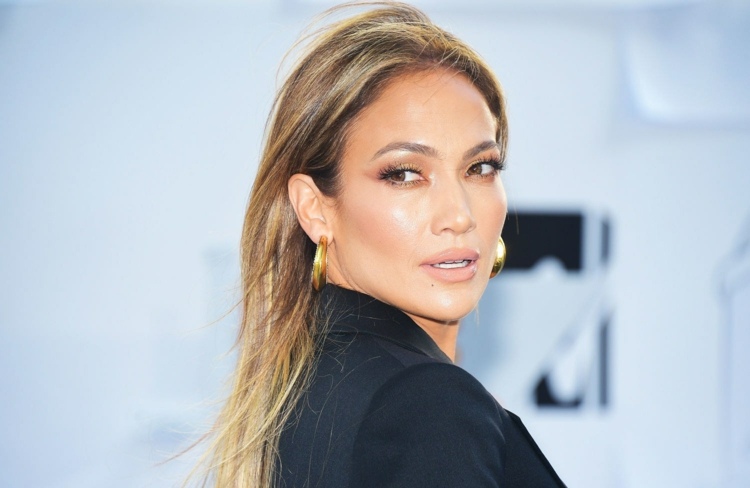 jennifer lopez alcătuiește tenul radiant