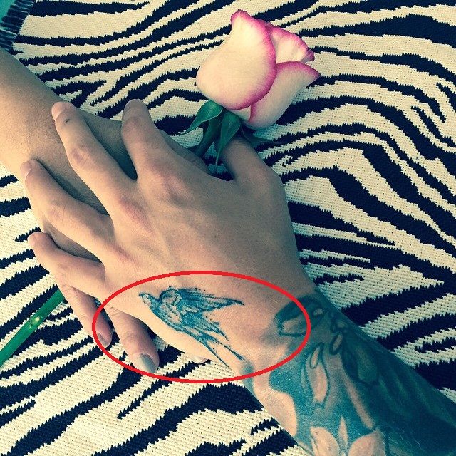 Tatuaggio di uccello volante-Maluma