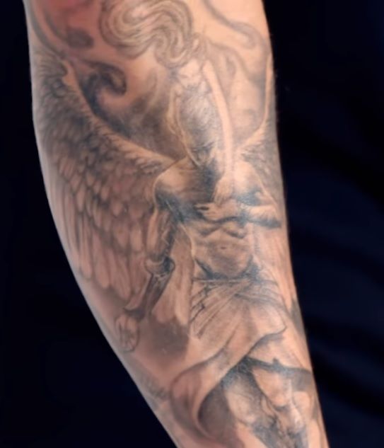 Maluma-Tatuaggi-Ragazza-Tenendosi-la-schiena-