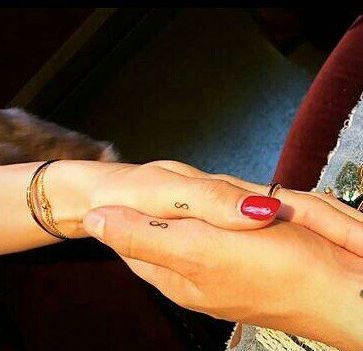 tatuaggi con segno di infinito-maluma