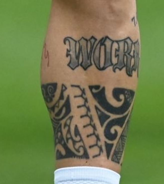 Marek tatuaggio sulla gamba sinistra