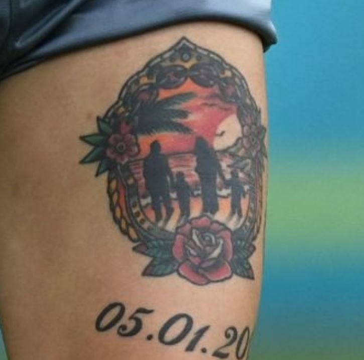 Marek tatuaggio sulla coscia sinistra