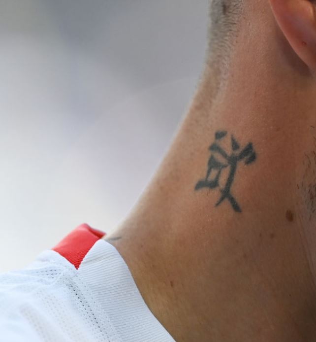 Tatuaggio sul collo di Marek