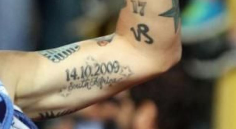 Data di Marek sul tatuaggio del bicipite