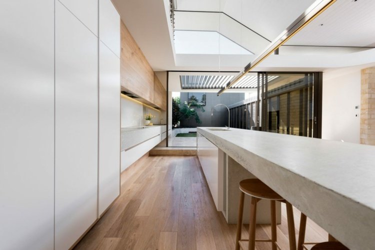 Ideea de a locui cu o insulă de bucătărie din beton maritim-idei-de-viata-parchet-stejar-fereastra-fata-minimalist-bucatarie-design