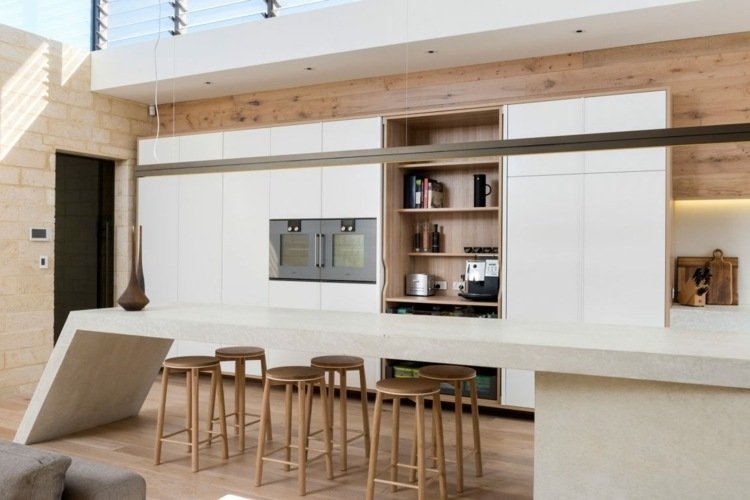 Accentele maritime sunt combinate cu mobilier minimalist idei-de-viata-maritim-dulap-alb-raft-deschis-scaun-bar-lemn