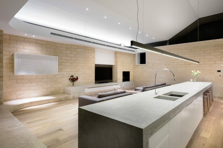 Un design maritim cu calcar idei-de-viață-maritime-perete-de-piatră-zonă-de-relaxare-bucătărie-insulă