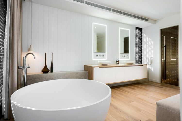 Atmosfera maritimă se realizează prin placarea din lemn alb maritim-de-viață-idei-perete-alb-design-rotund-baie-liber-în picioare