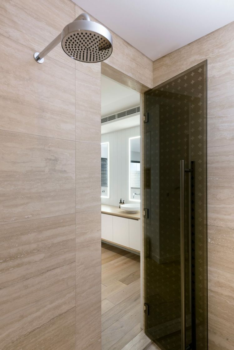 Îmbunătățiți atmosfera naturală, maritimă, cu un cap de duș cu efect de ploaie idei-de-viata-maritim-dus-de-piatra-naturala-usa-din-sticla-bej-bej