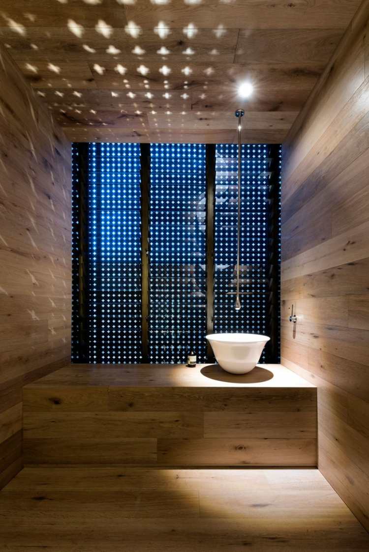 Această baie din lemn arată în același timp atât maritimă, cât și rustică idei-de-viață-maritime-efecte-luminoase-fațadă-design-interior-lemn-luminos