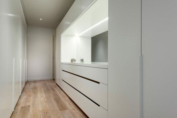 Idee de viață minimaliste pentru dressing maritim-living-ideas-walk-in-dressing-white-dressing table