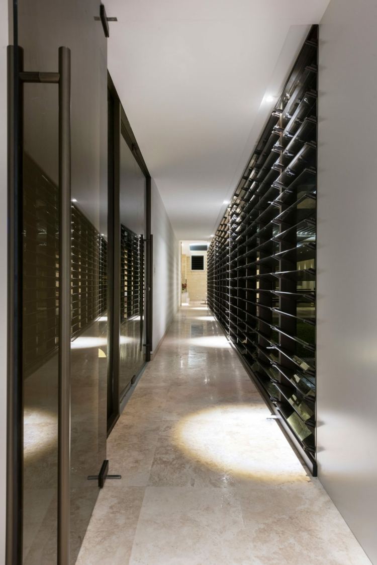 Locuință modernă cu pereți din sticlă și podele din piatră idei-de-viata-maritim-hol-materiale-de-lux-jaluzele