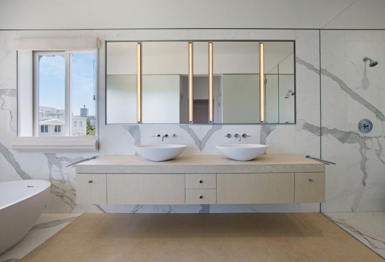 Marmură în baie - gresie - faianță dublă - iluminat în oglindă