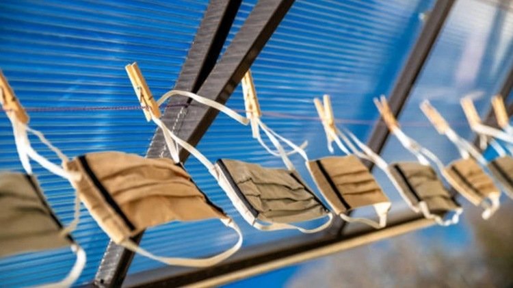 Spălați și dezinfectați măștile din țesătură în mașina de spălat