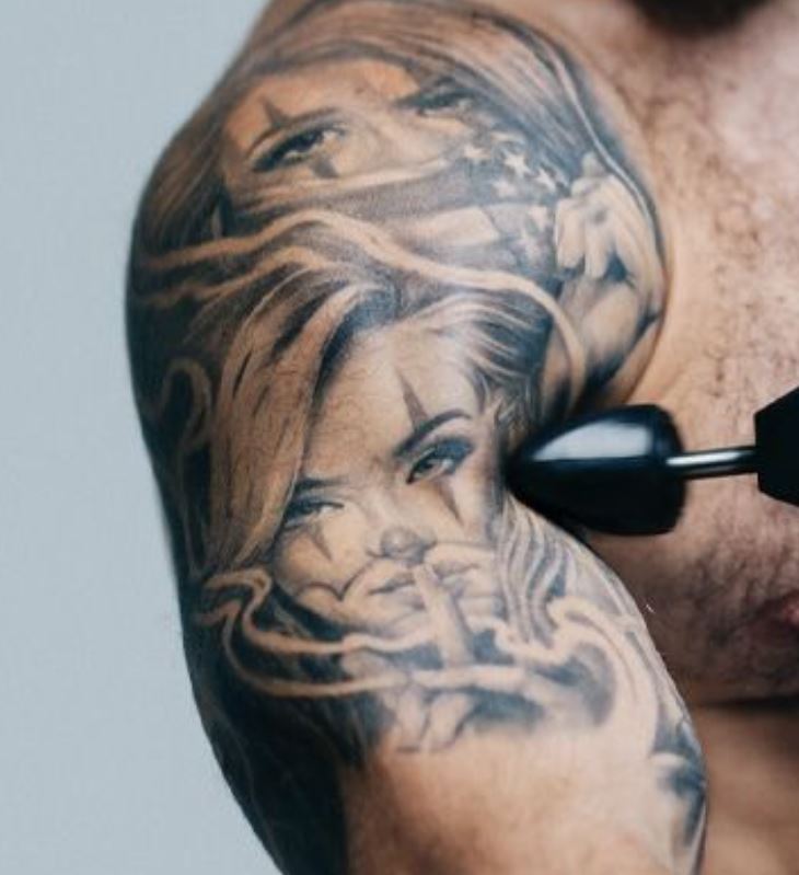 Retratos em tapete na tatuagem do ombro