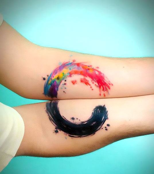 Tatuagem de Círculo de Casal de Cores