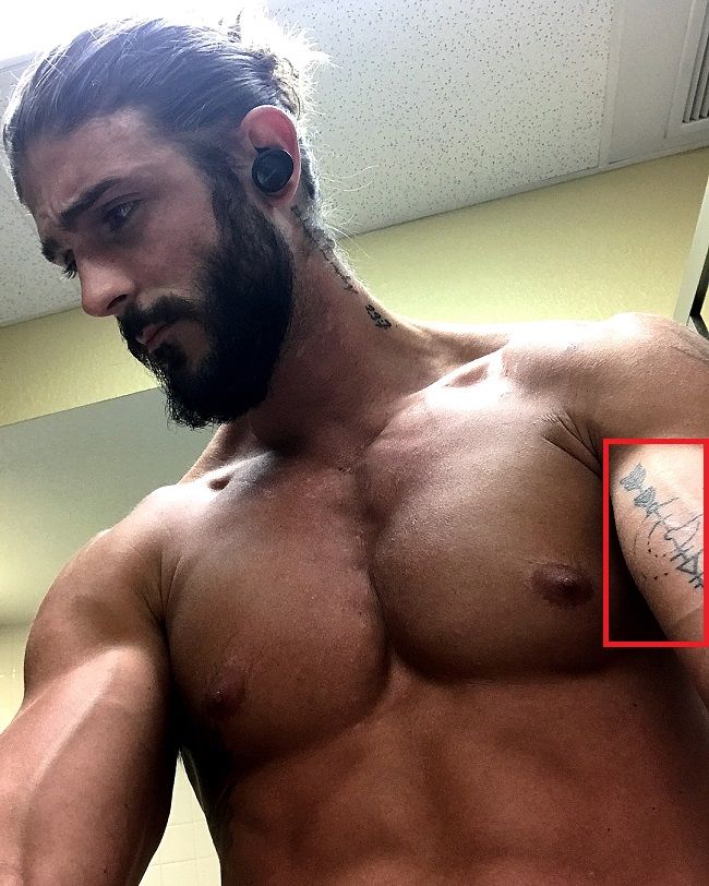 Matthew Smith-Arrow sa tetovažom kompasa