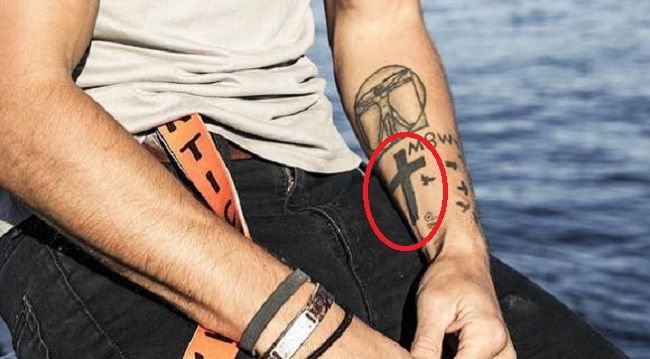 Tetovaža križa Matthew Smith