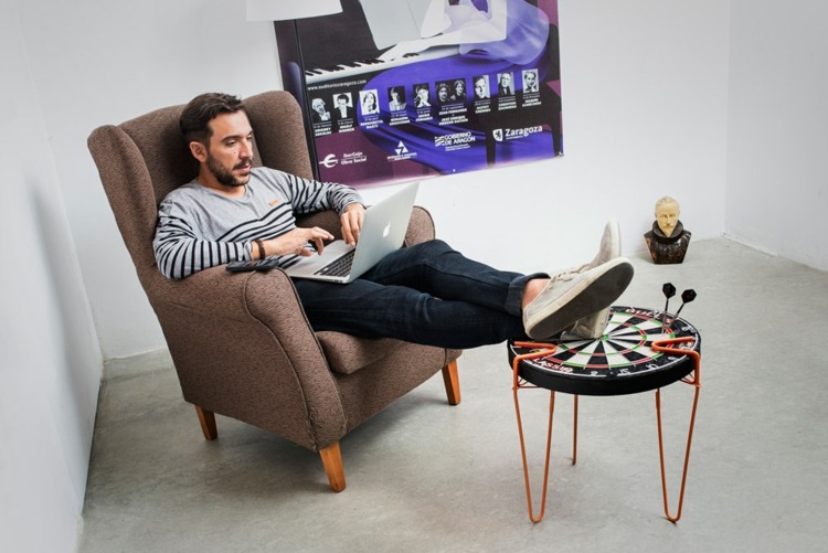 Accesoriul snap a fost folosit aici pentru a construi o masă dintr-o tablă de săgeți accesoriu mobilier snap roșu dartboards roșu masă scaun fotoliu