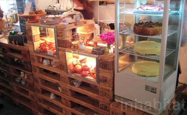 Mobilier din paleti euro, paleti stivuiti pentru casierie