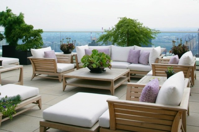 Balcon design mobilier lemn culoare neutra Mobilier din lemn de culoare neutra ghivece de plante mare