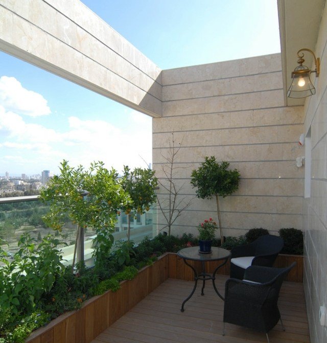 Balcon confortabil zonă de relaxare două scaune jardiniere lemn Zona de relaxare două scaune jardiniere pardoseală din lemn Bangkirai