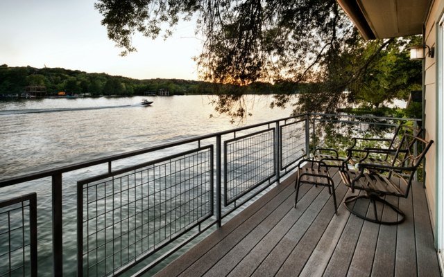 Mobilier balcon fier forjat cu vedere frumoasa la casa Terasă din lemn din fier forjat cu vedere frumoasă