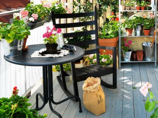 balcon mic design ghivece flori mobilier gradina lemn forma ghivece cu flori mobilier de gradina balansoar din lemn vopsit negru