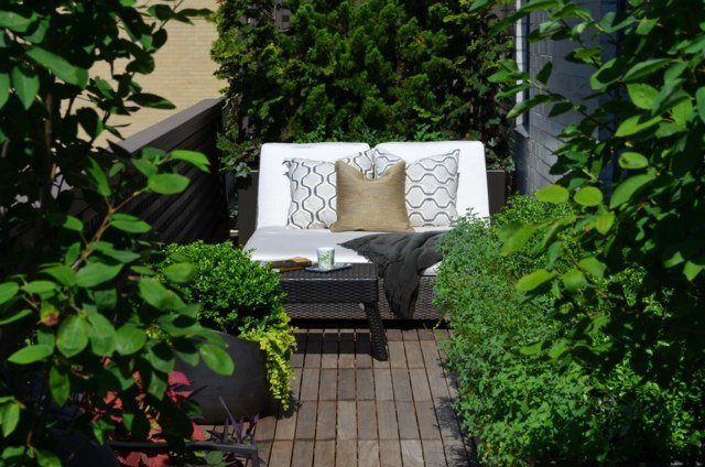 zonă de relaxare confortabilă balcon plante verzi Zona de relaxare balcon plante verzi flori