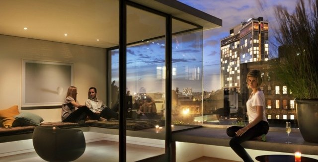 Balcon mobilier bancă balustradă priveliște frumoasă Balustradă de bancă cu vedere frumoasă la orizontul orașului