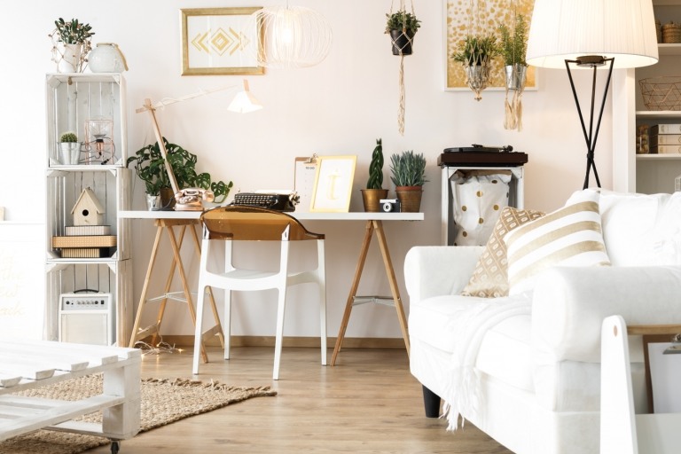Cumpărați mobilier online. Mobilați confortabil camera de zi în alb cu un birou pliabil în alb cu picioare încrucișate, un scaun din plastic și o lampă de masă rustică