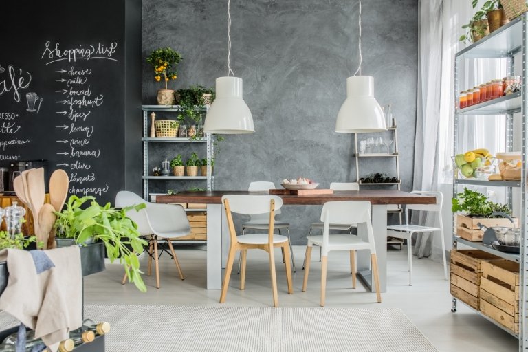 Cumpărați mobilier online Configurați o bucătărie cu o zonă de luat masa adiacentă în stil scandinav. Combinați scaunele în funcție de tendințe mix și potrivite