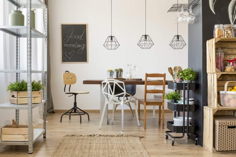Sufragerie amenajată în stil industrial Scaunele din lemn și metal combină luminile decorative pandantive pentru a accentua camera