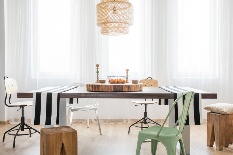 Cumpărați mobilier online Proiectați sala de mese în stil industrial Combinați scaune din lemn, plastic și metal în funcție de tendința mix și match
