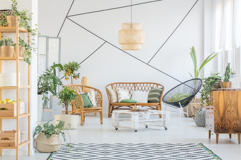 Living mobilat exotic, cu mobilier țesut manual, fotolii de designer și măsuță de cafea din paleți europeni, comodă în stil retro