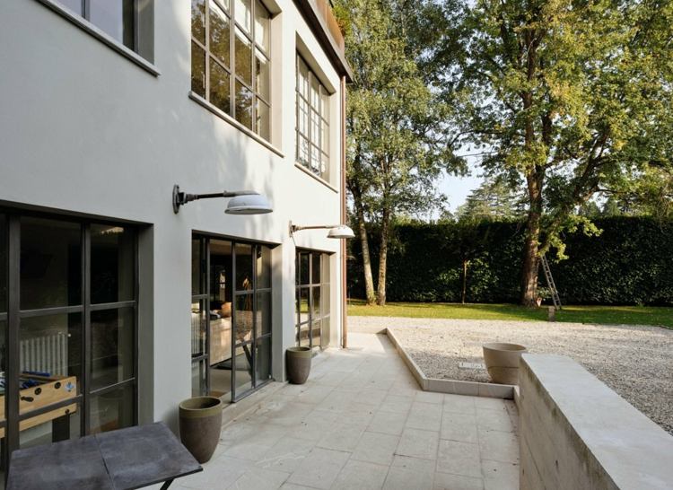 Forme clare, multă piatră și pietriș în designul grădinii mediteraneene Grădină mediteraneană peisagistică-pietre-țiglă-piatră-plantator-verde-gazon-copaci