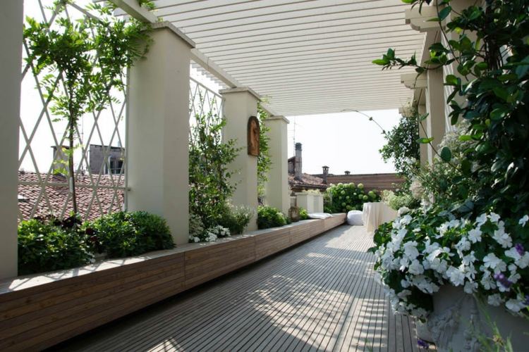 Puteți transforma terasa într-o zonă de relaxare cu câteva perne grădină-mediteraneană-amenajare-terasă-terasă-plante-cățărătoare-verzi-spalier-flori-albe