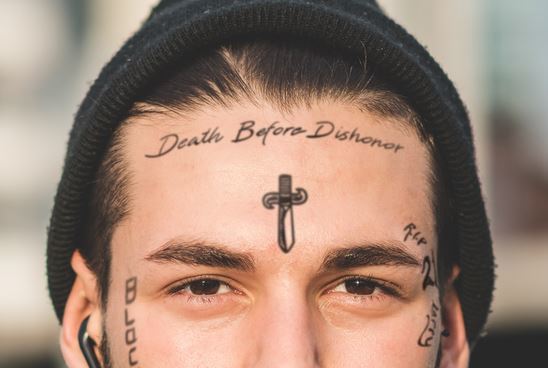 Kryžminė tatuiruotė ant kaktos vyrams