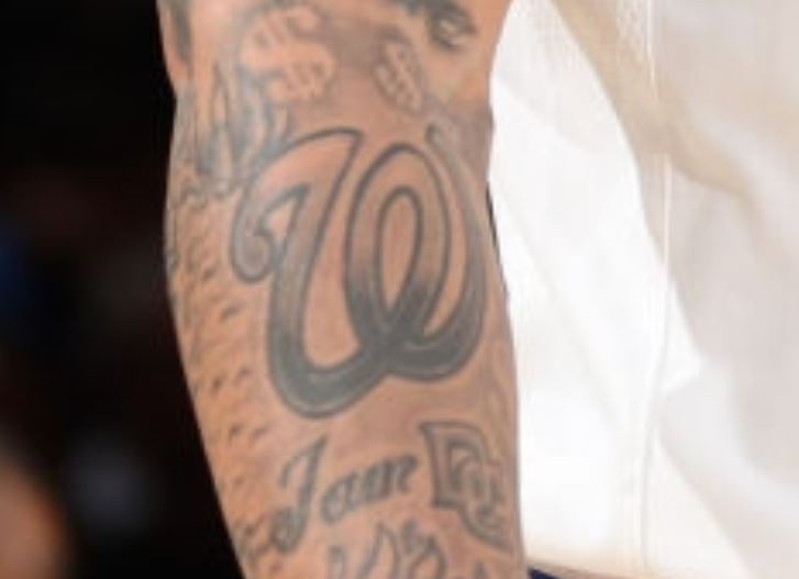 Tatuagem do logotipo Michael