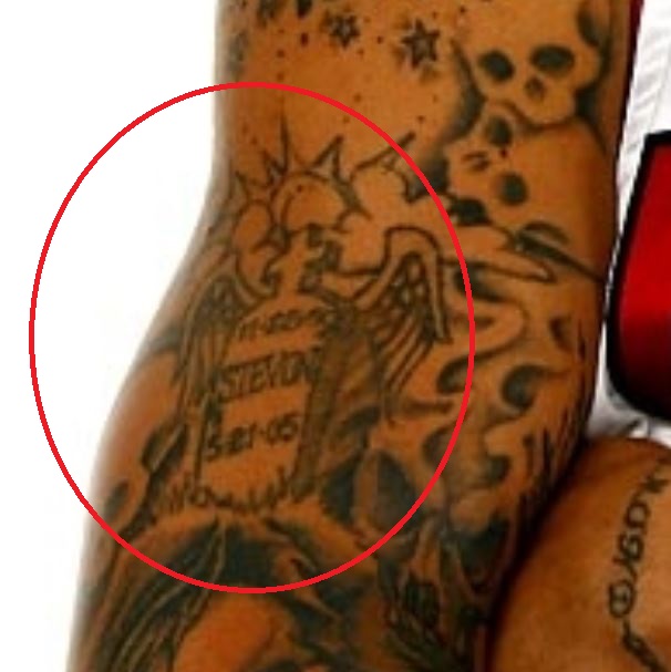 Túmulo de Micheal com tatuagem de asas de anjo