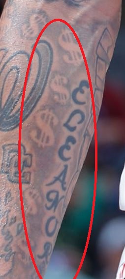 Michael escrevendo no braço direito