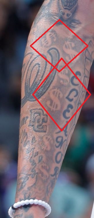 Michael Dollor assina tatuagem